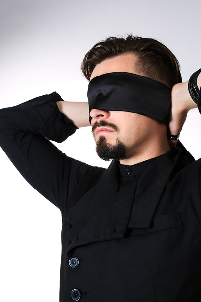 蒙着眼睛的男人。工作室照片。高质量照片图片下载