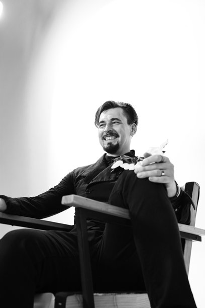 穿着时尚西装的男士的时尚黑白民族面具摄影。高品质照片。图片下载