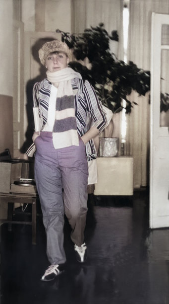 复古风格的年轻迷人女性肖像，打扮成新年派对上的大策划师奥斯塔普·本德。复古照片，1986年。图片下载