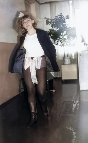 伊尔夫和彼得罗夫小说改编的年轻迷人女子的复古肖像，身着盛装，佩戴蝴蝶结，在新年派对上。复古照片，摄于1986年。图片下载