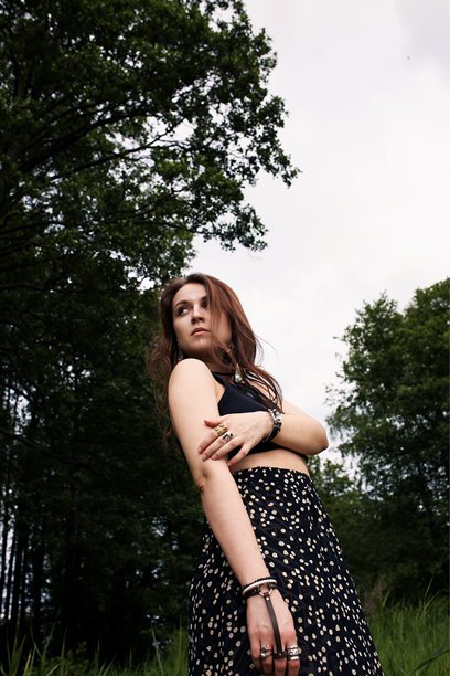 一位女孩的服装，造型灵感来自世界各地的原住民。世界原住民日。以大自然为背景。高质量照片。图片下载