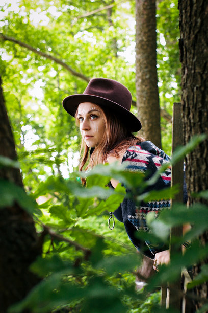一位女孩的服装，风格灵感来自世界各地的原住民。世界原住民日。背景为自然风光。高质量照片图片下载
