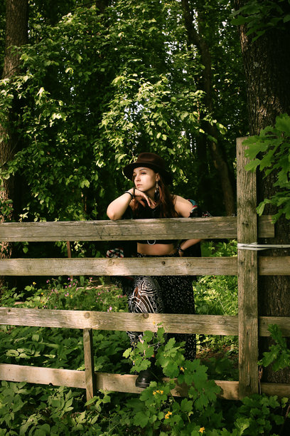 一位女孩的服装，造型灵感来自世界各地的原住民。世界原住民日。背景为自然风光。高质量照片图片下载