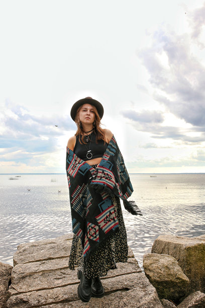 一位打扮成世界原住民的女孩。世界土著人民国际日。在湖泊背景下。高质量照片图片下载