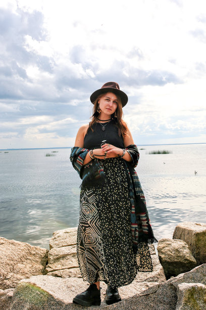 一名打扮成世界原住民形象的女孩，背景是湖泊。国际世界原住民日。高质量照片图片下载