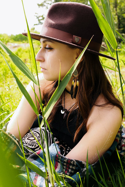 一位女孩的服饰，灵感来自世界原住民的风格。世界原住民日。背景为自然风光。高质量照片图片下载