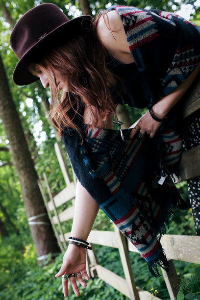 一位女孩的服装，风格借鉴了世界各地原住民的服饰。世界原住民日。背景为大自然。高质量照片图片下载