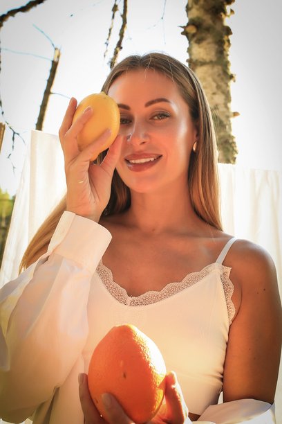 夏日水果柔和拍摄，背景为床单。体现了清洁、与自然和谐以及农业的概念。高质量照片。图片下载