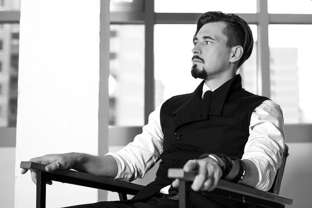 时尚的黑白男士照，佩戴民族面具，身着帅气西装。高质量照片。图片下载