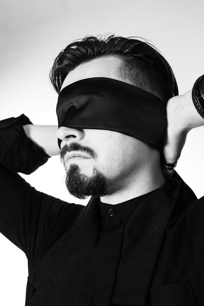 一名男子被蒙住了眼睛。工作室照片。高质量照片图片下载