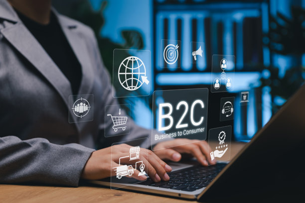B2C商业模式概念。一位女商人在使用笔记本电脑，屏幕上显示着代表在线购物、营销、物流、客户互动以及电子商务、消费者定位、零售策略的数字图标。图片下载