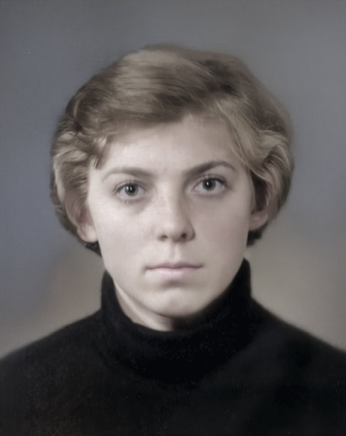 复古肖像，一位年轻、严肃、浅色头发的女性。复古照片，1974年。图片下载