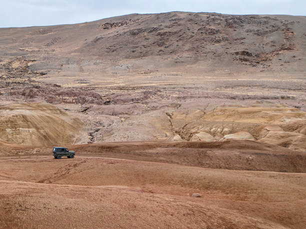 沙漠风景中的越野车图片下载
