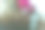 抽象的阳光耀斑模糊照片。模糊的绿色散景背景。图片下载