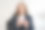 一位专业的年轻女子坐在现代办公空间的办公椅上，正在进行手机通讯。图片下载