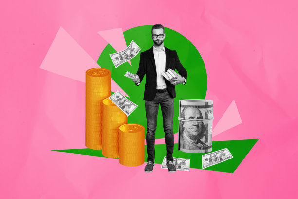 快乐商人站立在美元硬币和纸币卷旁，背景为弹出艺术风格的3D照片拼贴画，展示支付、收入和成功的图表。图片下载