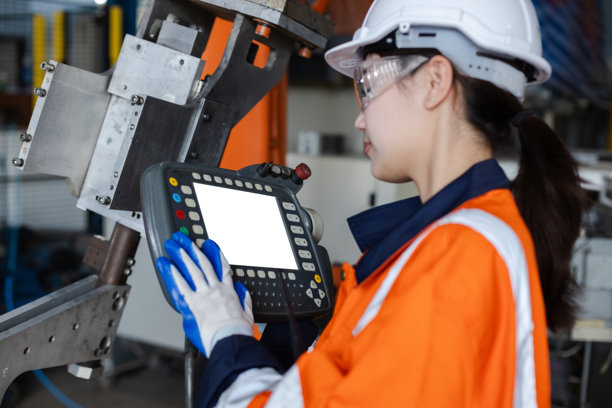 带白色屏幕的遥控自动化机器人。留有空白区域可放置机器人手臂驱动器的照片或视频。女性在工厂工作，代表创新自动化。模拟白色空间。图片下载