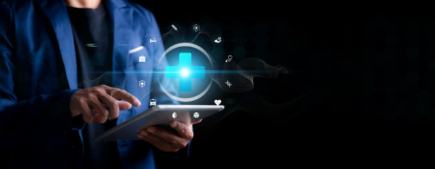 医疗技术概念。特写一个人使用笔记本电脑和平板电脑，屏幕上覆盖着数字医疗图标。远程医疗、健康数据和数字创新的概念。图片下载