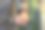 一名穿着黑色皮夹克的男骑行者坐在一辆老式摩托车上图片下载