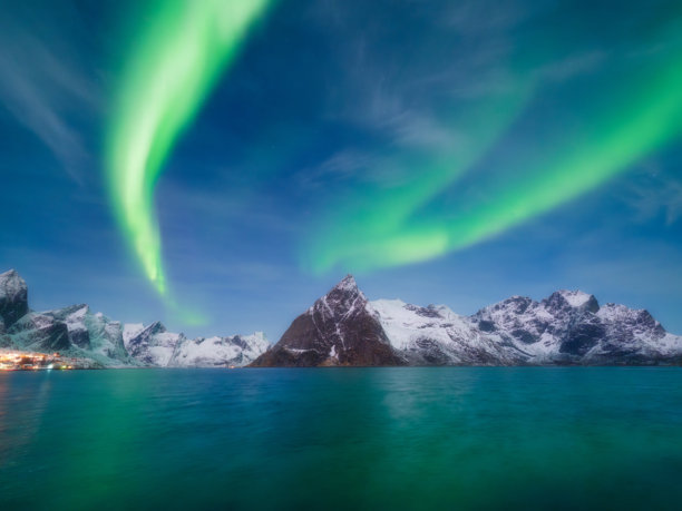 斯堪的纳维亚的北极光。挪威，罗弗敦群岛。山脉上方的北极光。星光璀璨的天空。北方的冬季景观。用于背景、壁纸、明信片的照片。图片下载