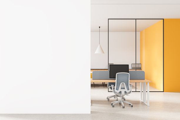 现代办公室内部，带有黄色装饰墙、玻璃隔断和白色墙壁上的空白海报空间，用于设计或品牌宣传模型演示。三维渲染。图片下载