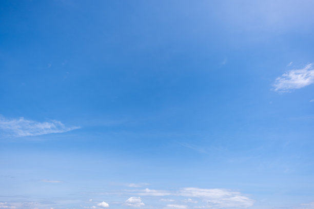 蔚蓝天空与云彩的全景视图，带有微小云朵的蓝天背景。蓝天中的白色蓬松云朵。迷人的天空与云彩美景的精选素材照片。图片下载