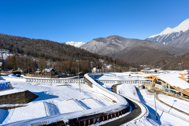 缆车下降时的视角，背景为山地景观。图片下载