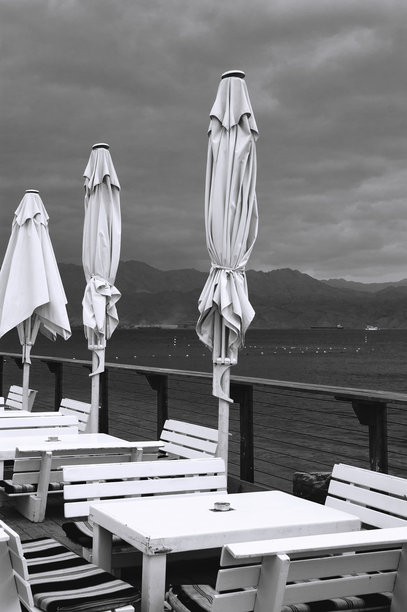 红海海滩上的空咖啡馆露台（阴天，以色列埃拉特，黑白照片）图片下载