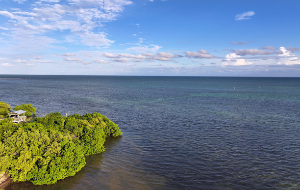佛罗里达礁岛群伊斯兰诺拉：码头、日落、游艇、海滩和灯塔的航拍照片。茶桌岛和伊斯兰诺拉。图片下载
