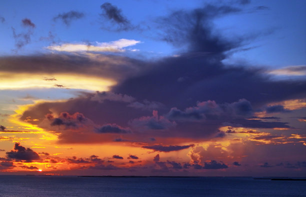 佛罗里达礁岛群伊斯兰诺拉，海滨、日落、游艇、海滩和灯塔的航拍照片。茶桌岛和伊斯兰诺拉。图片下载