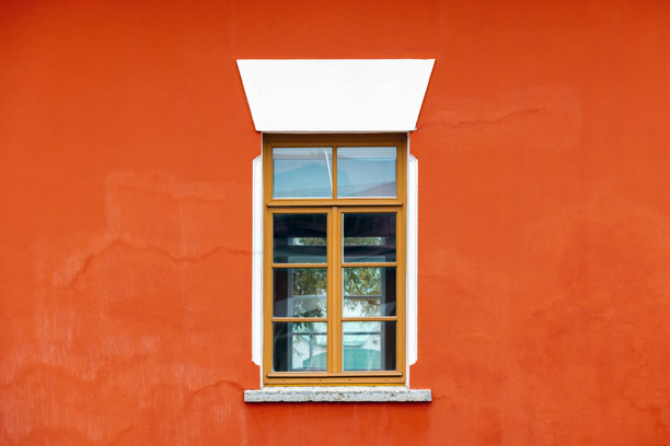 橙色粗犷的墙壁勾勒出经典的木质窗户，窗户上有玻璃窗格。照片纹理图片下载