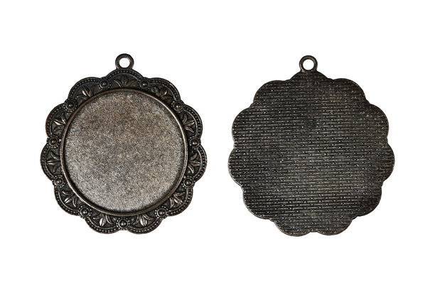 复古风格的青铜吊坠底座，带有装饰性的花卉边框。空心凸圆宝石镶嵌座，适用于定制项链、挂坠、环氧树脂珠宝或DIY项目。图片下载