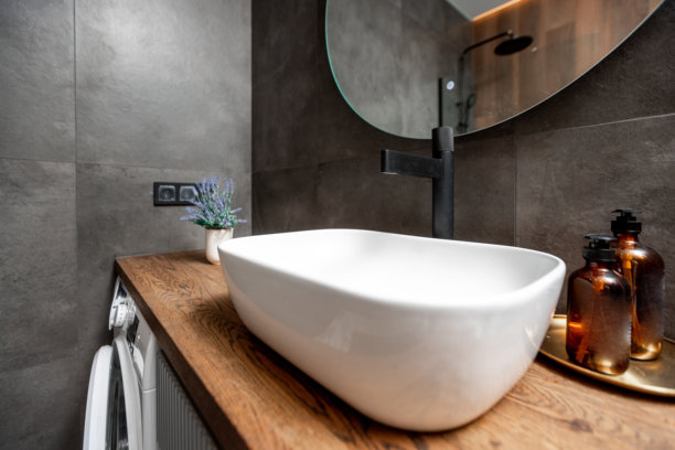 带水槽、镜子和洗衣机的浴室图片下载