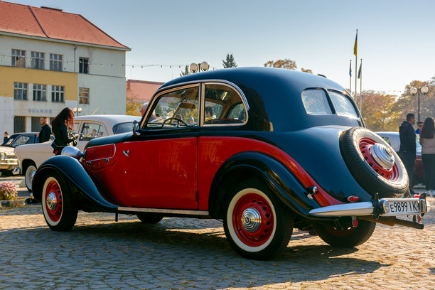 乌日霍罗德，乌克兰 - 2021 年 10 月 31 日：一辆红色宝马 321 汽车的后视图，配有黑色车顶图片下载