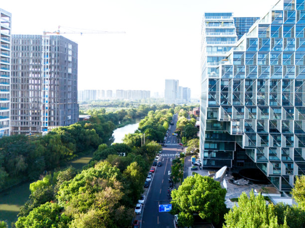 现代办公楼的垂直绿化图片下载