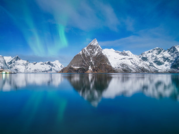 斯堪的纳维亚的北极光。挪威，罗弗敦群岛。山脉上的北极光。星空。北国的冬季景观。背景、壁纸、明信片照片。图片下载