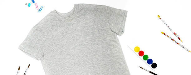 男女圆领插肩长袖T恤和运动裤的正面和背面视图。服装模板。时尚套装。休闲运动风格。运动装。插画。孤立在白色背景上。图片下载