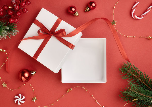 顶部视图，红色圣诞装饰背景上的白色方形盒子，产品促销展示，模板。圣诞新年样机。图片下载