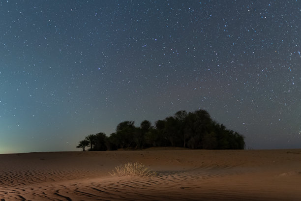 绿洲沙漠越野露营期间的银河夜空图片下载