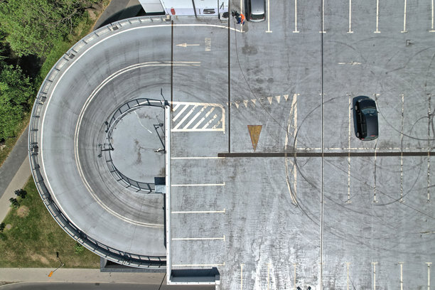 波兰 Rybnik 黑色圆形停车场俯视航拍照片。极简构图，高对比度，几何设计，现代基础设施。图片下载