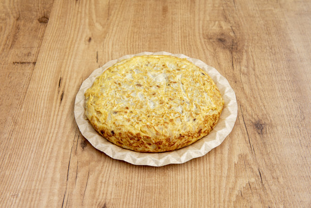 用纸板盘盛放的西班牙土豆鸡蛋煎蛋卷，供外卖配送图片下载