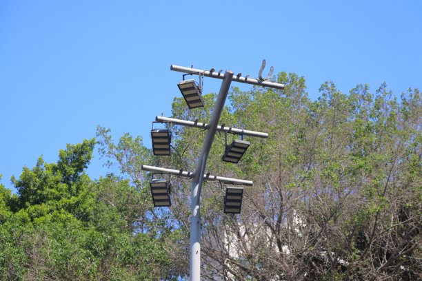 公园里蓝天下的路灯，照片特写图片下载