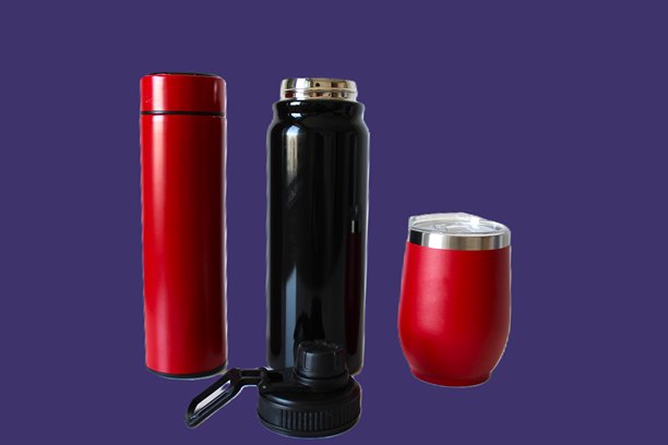 红色不锈钢保温杯，黑色保温杯，红色不锈钢保温杯，背景为蓝色。横幅照片图片下载