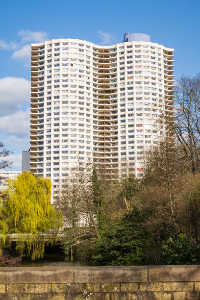 法国雷恩市地标性建筑“地平线”摩天大楼的垂直照片图片下载
