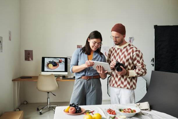 一对夫妇一起在平板电脑上回顾照片图片下载