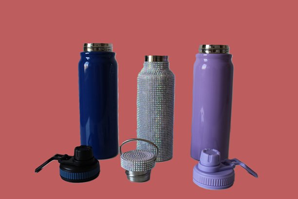 三个打开的不锈钢保温瓶的构图，蓝色、灰色和紫粉色，背景为黄色。横向照片图片下载