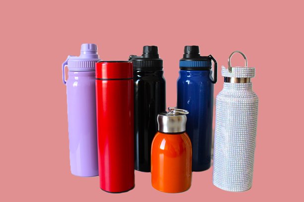 粉色背景下的彩色不锈钢保温杯套装。横向照片图片下载