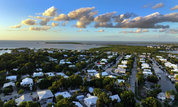 佛罗里达礁岛群，天空中的鲨鱼，以及码头、日落、游艇、海滩和灯塔的航拍照片。茶桌岛、安妮海滩和伊斯兰莫拉达。图片下载