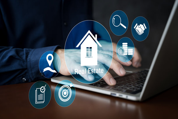 房地产投资概念，一名商务人士使用笔记本电脑，并配有物业管理的数字图标图片下载