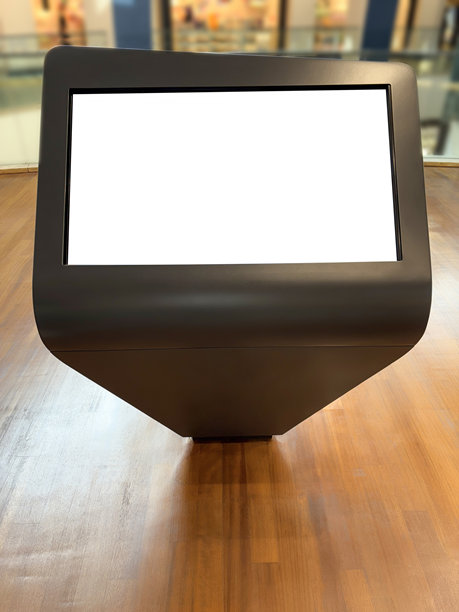 信息亭，信息咨询处。商场或酒店内的空白屏幕信息亭。空白信息设备屏幕。（屏幕带有剪切路径）图片下载